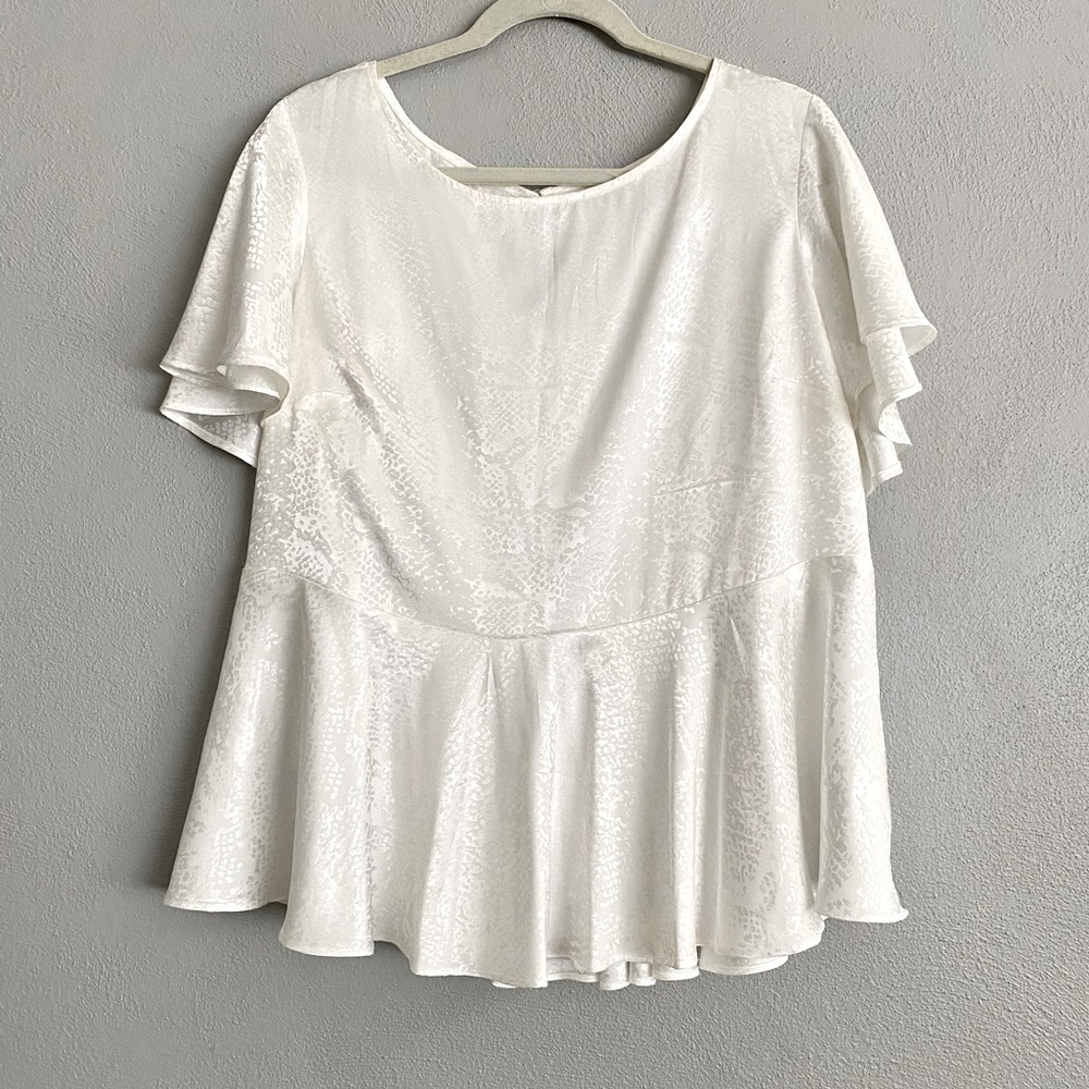 Torrid Blouse Size 1X White Silky Soft Short Sleeve Peplum Neutral Printed